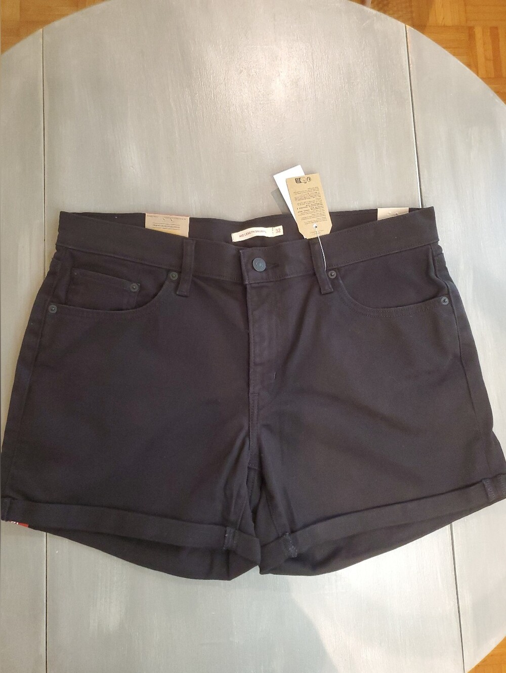 NWT Levi's Black Denim Mid-Length Rolled Cuff Women’s Shorts In Size 32/Size 14 - Picture 3 of 9